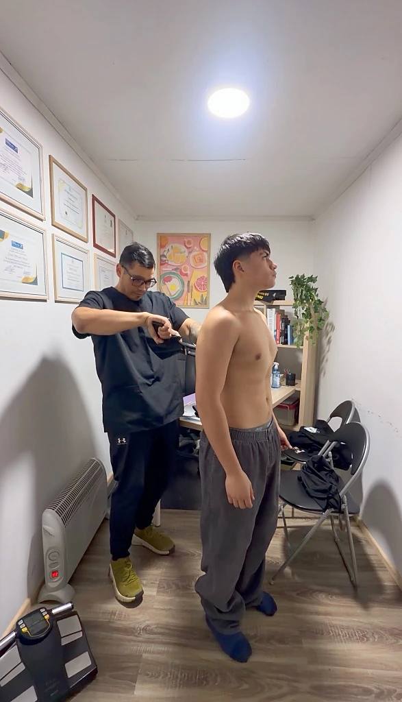 Evaluación antropométrica a un joven deportista de kickboxing en Glow Up
