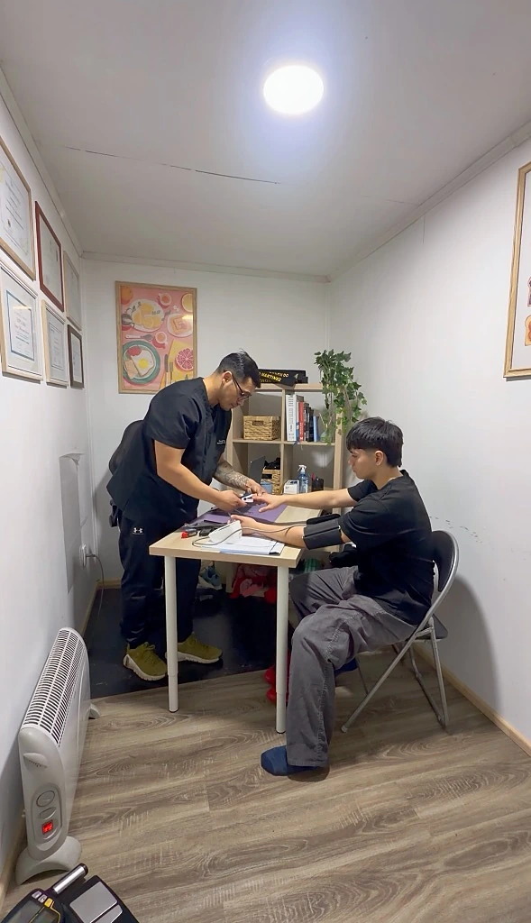 David Martínez realizando una evaluación antropométrica en su clínica
